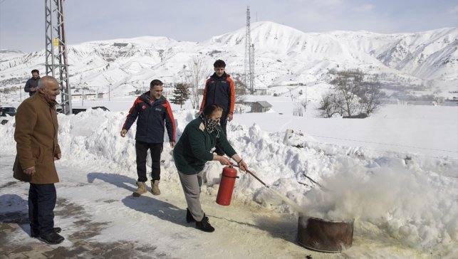 Tunceli'de konteyner kentlerde kalanlara yangın güvenliği eğitimi verildi