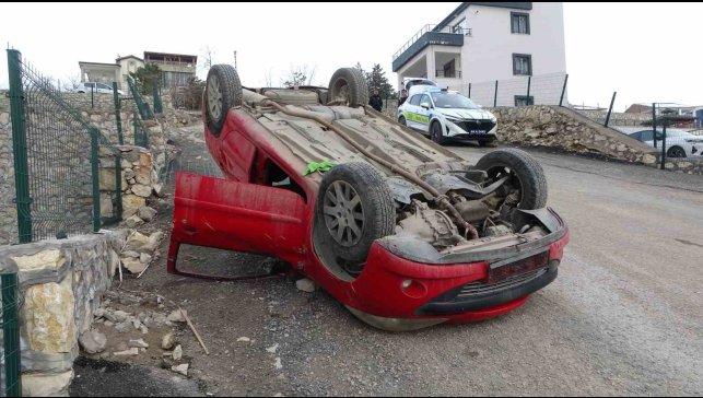 Malatya'da istinat duvarına çarpıp ters dönen araçtaki 1 kişi yarandı