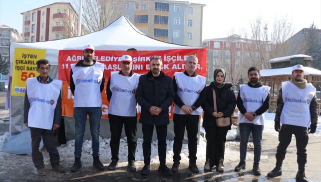 Ağrı Belediyesi'nde iş akdine son verilen işçilerin nöbeti devam ediyor