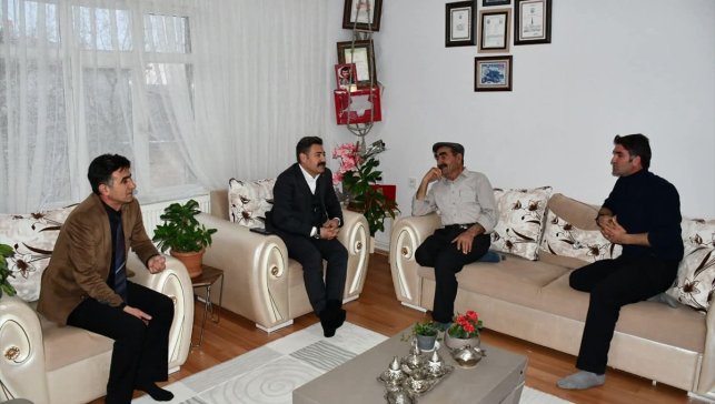 Adilcevaz Kaymakamı Özçelik, şehit ailesiyle iftar yaptı