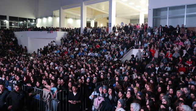 Sanatçı Merve Özbey'den Iğdır'da 8 Mart Dünya Kadınlar Günü konseri