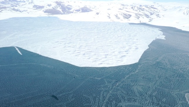 Ağrı'da Yazıcı Barajı'nın buzla kaplı yüzeyi çözülüyor