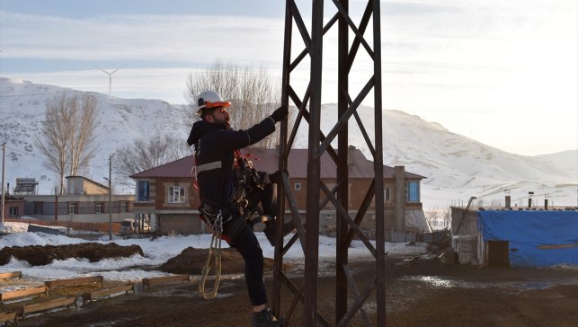 Bitlis'te VEDAŞ ekipleri, kesintisiz enerji için sahada iftar yapıyor