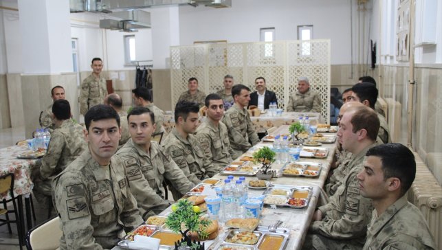 Karlıova Kaymakamı Gilan, jandarma personeli ile iftar yaptı