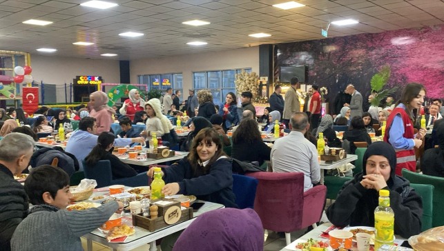 Ağrı'da yetim çocuklar ve aileleri iftarda bir araya geldi