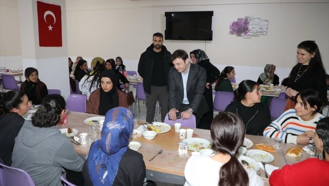 Başkale'de yetim ve öksüz çocuklar iftarda buluştu