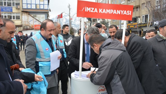 Hakkari'de "Aile Yılında Anayasa Değişsin, Aile Korunsun" imza kampanyası başlatıldı