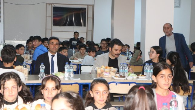 Karlıova Kaymakamı Gilan, öğrencilerle iftarda buluştu