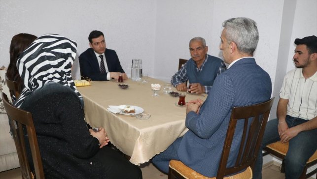Keban Kaymakamı Furkan Atalık, iftarda bir eve misafir oldu