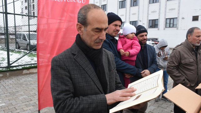 Malatya'da yıpranmış Kur'an-ı Kerimlerin yerine yenileri dağıtılıyor