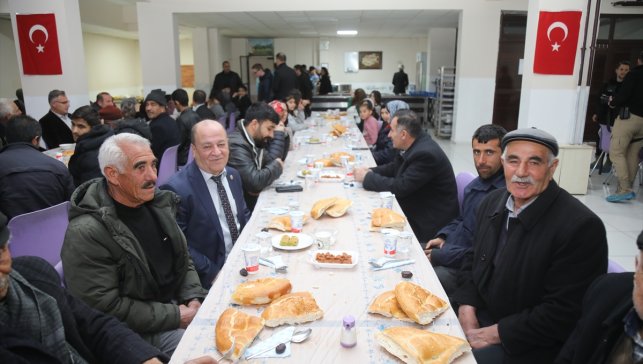 Başkale'de yaşlı ve engelliler için iftar programı düzenlendi