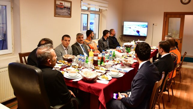 Ardahan Valisi Çiçek "kar savaşçıları"yla iftarda buluştu