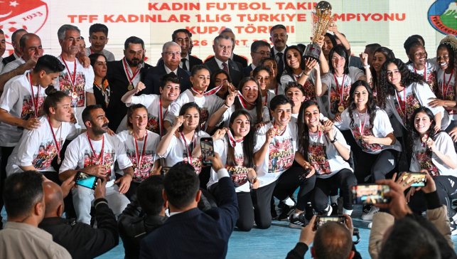 TFF Kadınlar 1. Ligi'nde şampiyon olan Yüksekovaspor kupasını aldı (1)