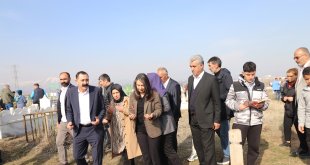 Ağrı Belediyesi Eş Başkanları, Ramazan Bayramı’nda Mezarlık Ziyareti Gerçekleştirdi