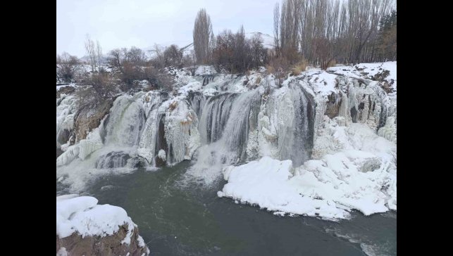 Muradiye Şelalesi beyaz gelinliğini giydi