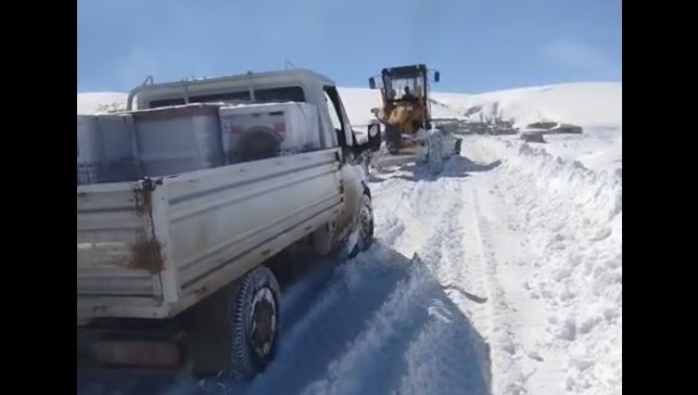 Van'ın Özalp ilçesinde yolda mahsur kalanlar ekipler tarafından kurtarıldı