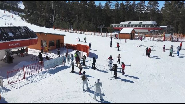 Sarıkamış Kayak Merkezi'nde kayak keyfi sürüyor