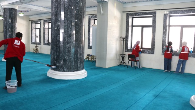 Ağrı'da Kızılay gönüllüleri camilerde temizlik çalışması yaptı