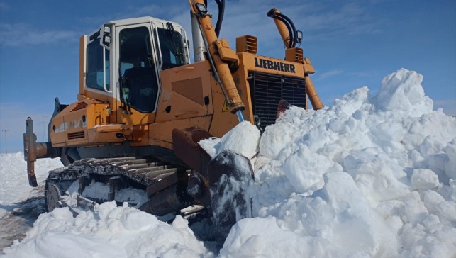 Ağrı'nın köylerinde karla mücadele çalışması sürüyor