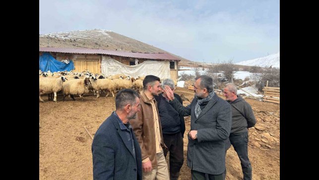 Malatya'da depremzedelere ahır ve samanlık desteği