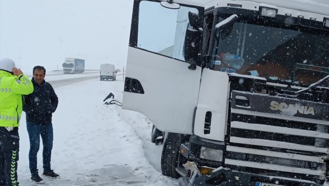 Erzincan'da kar ve tipi ulaşımı aksatıyor
