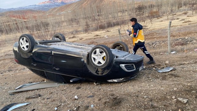 Kars'ta şarampole devrilen otomobildeki 5 kişi yaralandı