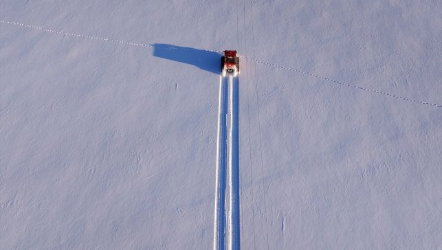 Kar ve buzla kaplanan elektrik direklerine tırmanarak kesintisiz enerji için çalışıyorlar