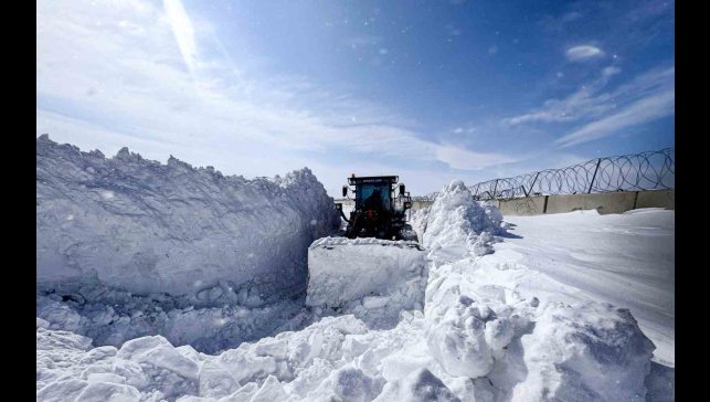 Van'da sınırın sıfır noktasında karla mücadele çalışması