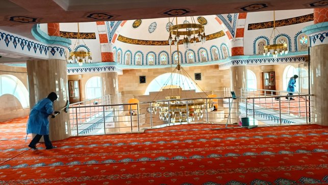 Tatvan'daki camilerde temizlik çalışması yapılıyor