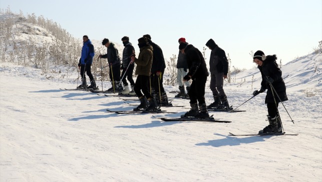 Ağrı Spor Lisesi öğrencileri kayak dersinde hem öğreniyor hem eğleniyor