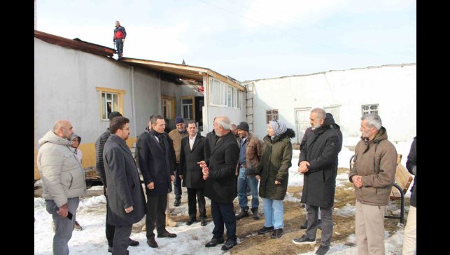 Kaymakam Bakan yanan camide incelemede bulundu