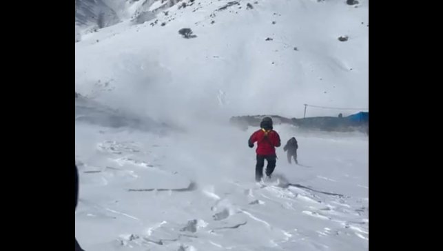 Kardan mahsur kalan adam helikopterle kurtarıldı