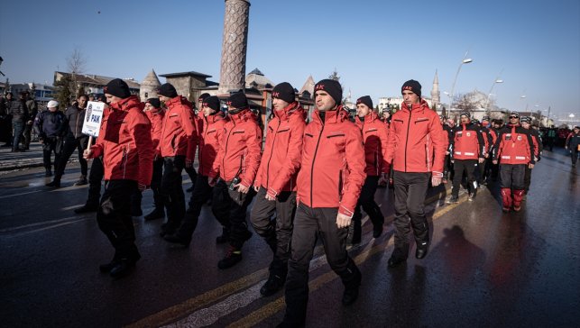 Erzurum'da AFAD Kış Tatbikatı'na katılacak görevliler kortej yürüyüşü yaptı