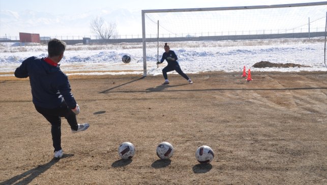 Kadın futbol takımında kaptanlık, Milli Eğitim Müdürlüğünde memurluk yapıyor