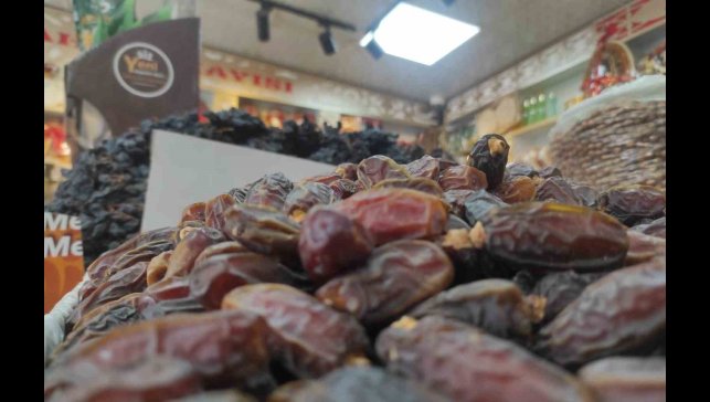 Ramazan ayının vazgeçilmezi hurma tezgahlarda