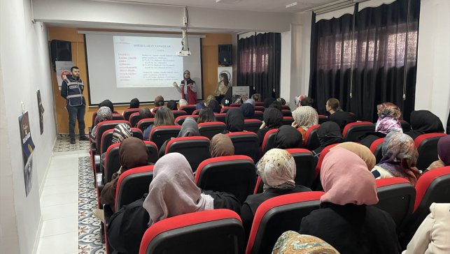Malazgirt'te kadına yönelik şiddet ve erken yaşta evlilikle mücadele konulu seminer verildi
