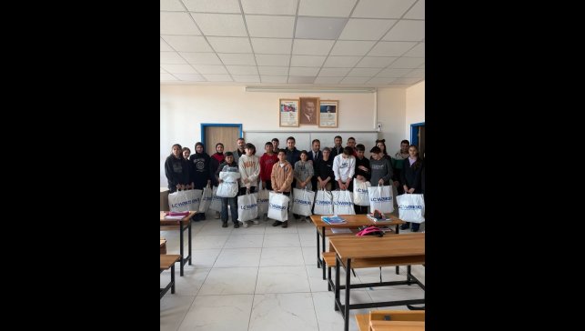 Adaklı'da öğrencilere kıyafet desteği