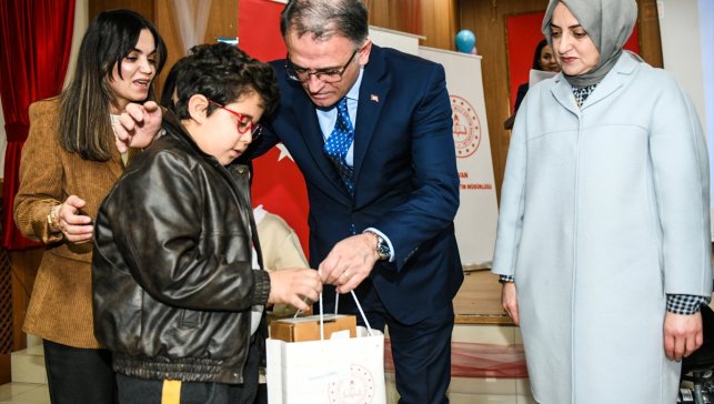 "Özel Eğitim Van Projesi" kapsamında 103 öğrenciye yardımda bulunuldu