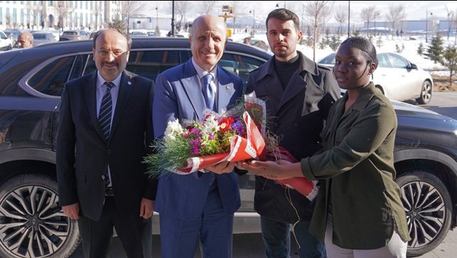 YÖK Başkanı ETÜ'lü öğrencilerle bir araya geldi