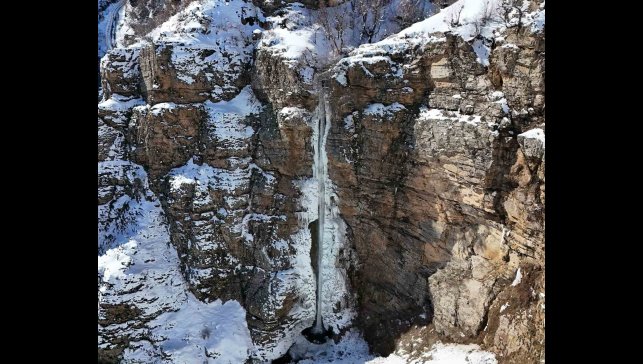 Karlar arasından akan Gümüşkanat Şelalesi