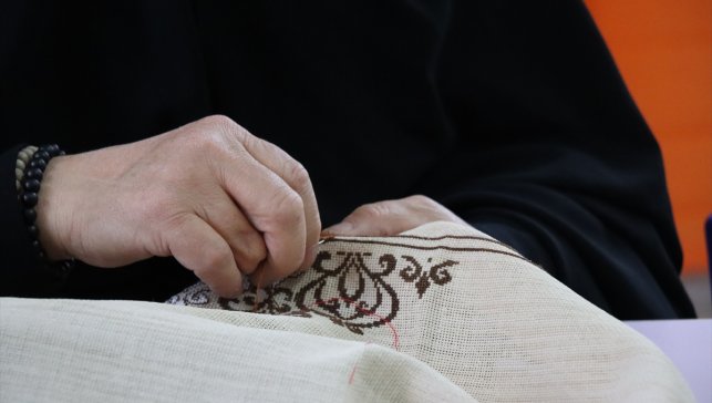 Erzincan'da el emeği "iyilik" örgüleri nişanlı çiftlere çeyiz oluyor