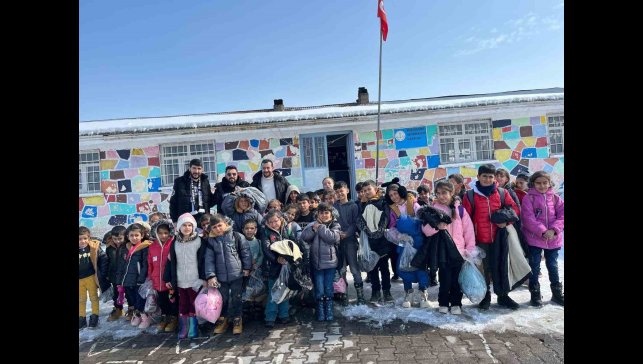 Tiyatro oyununun geliri çocuklar ve sokak hayvanlarına bağışlandı