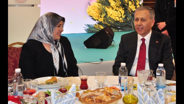 İçişleri Bakanı Yerlikaya, Kars'ta kadınlarla buluştu