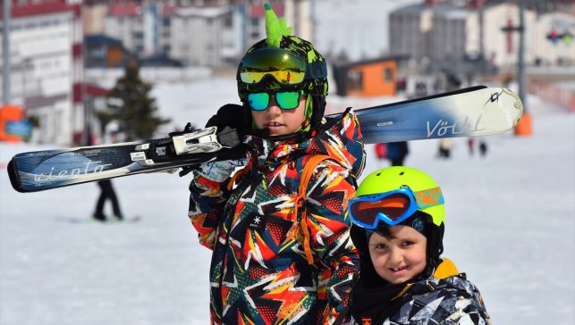 Sarıkamış Kayak Merkezi, hafta sonu kayakseverlerle doldu