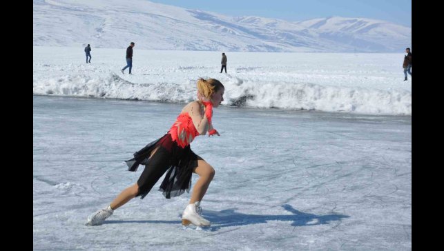 Çıldır Gölü'nde buz üstünde dans