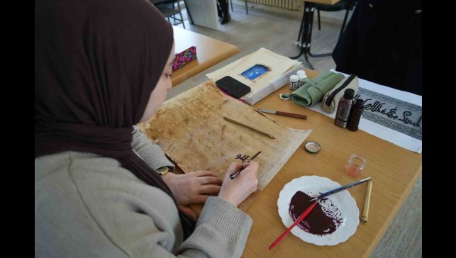 Sınav hazırlığındaki gençler hüsn-i hat sanatıyla sabretmeyi öğreniyor