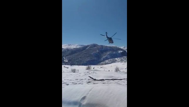 Askeri helikopter çiftçi için kalktı, karlı bölgeye yem indirdi