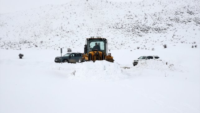 Bitlis'te kardan kapanan kilometrelerce yolu açık tutmak için mesai yapıyorlar