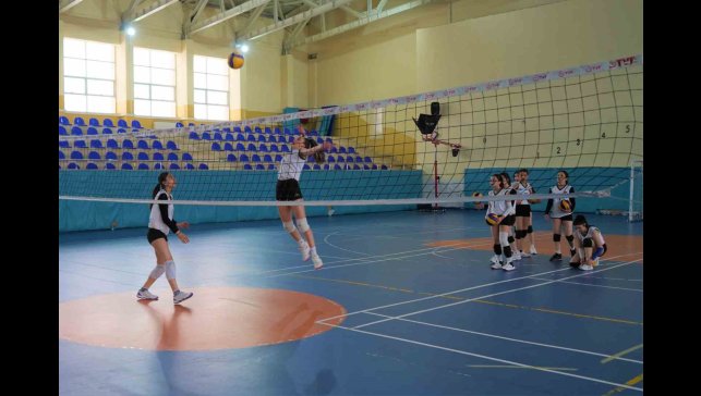 12 bin takım arasından zirveye çıkan Muş Spor Lisesi Kız Voleybol Takımı, Türkiye şampiyonasında