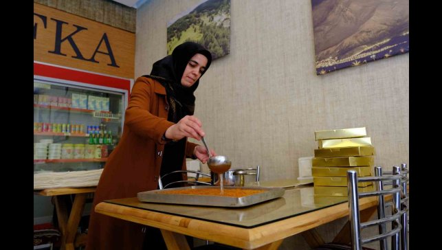 Erzincan'da iftar sofralarının vazgeçilmez lezzeti: "Kesme kadayıf tatlısı"